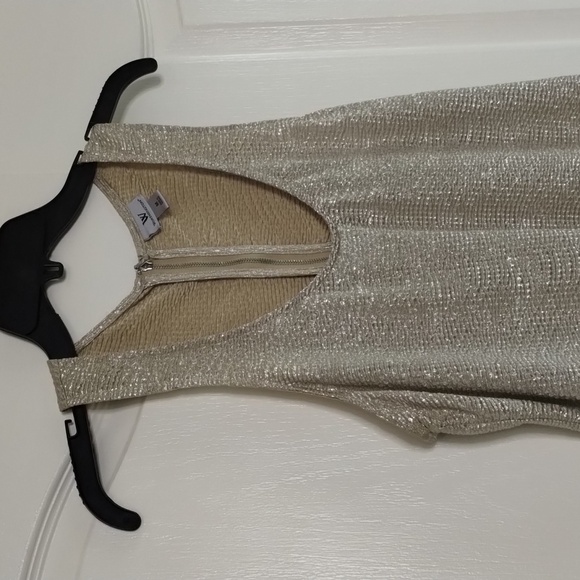 Worthington size medium gold metallic sleeveless racerback style blouse zip back - Picture 2 of 7